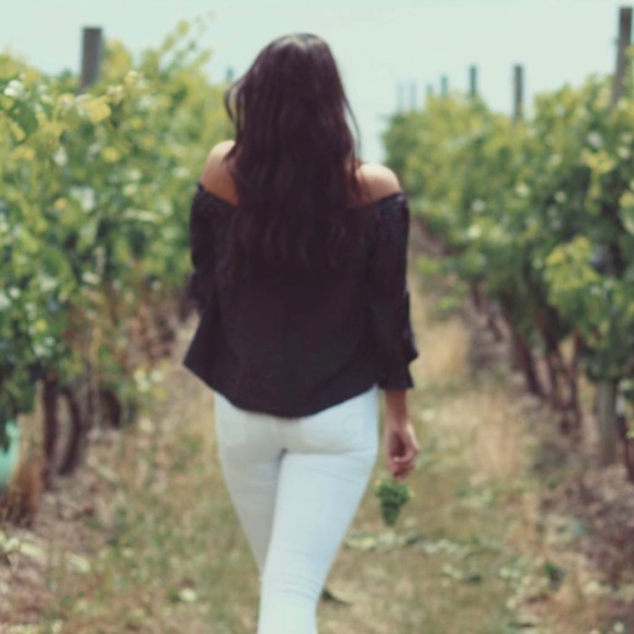 Beautiful off the shoulder blouse - Picture 2 of 4